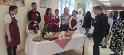 „Aranżacje stołów na różne okazje - Europejskie przystawki na polskim stole”